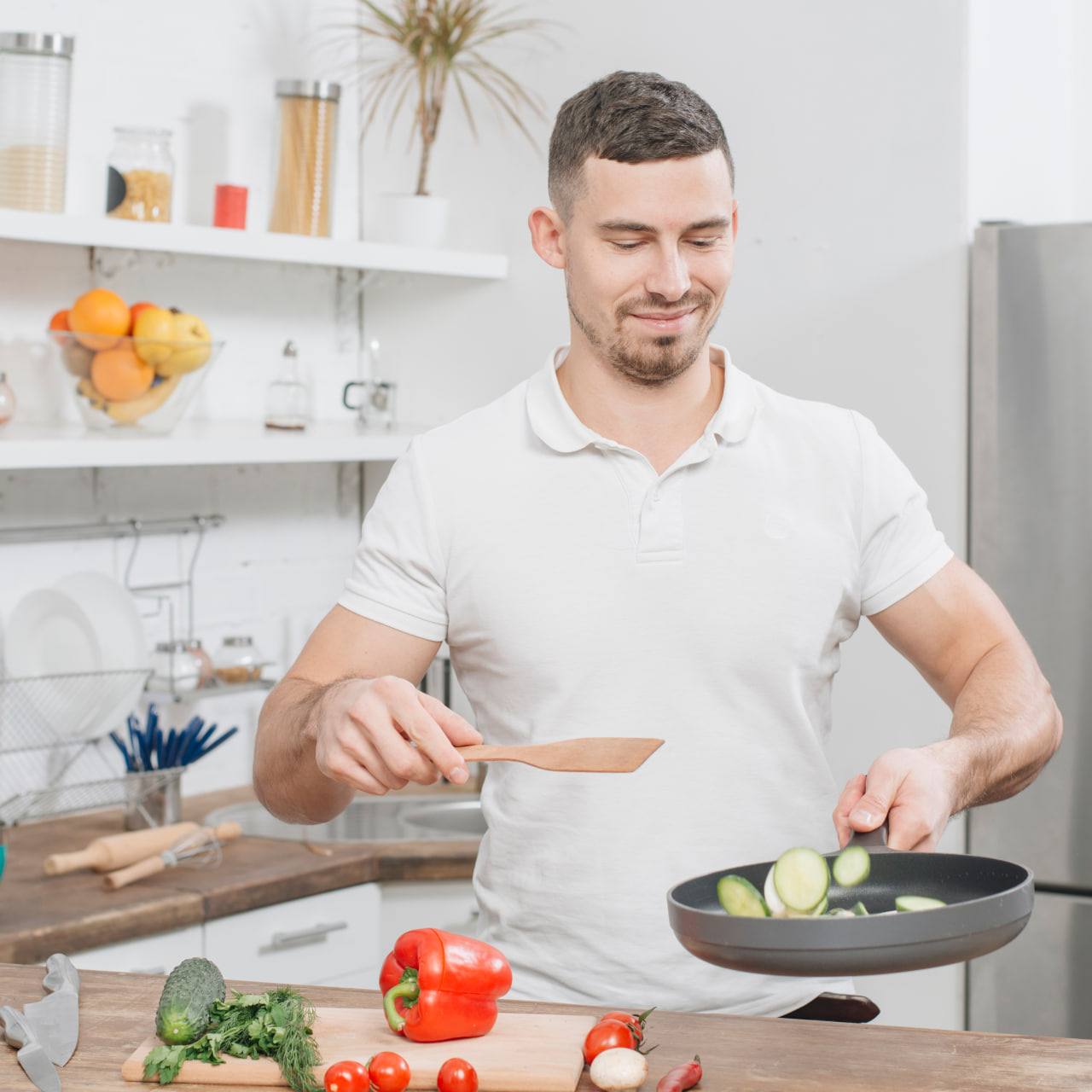 Escena de preparación de alimentos para una rutina masculina cotidiana